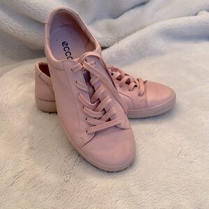 Ecco sneaks